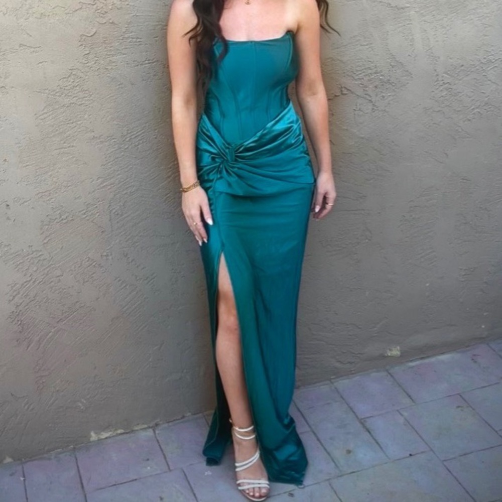 Elegant stunning emerald green dress gown